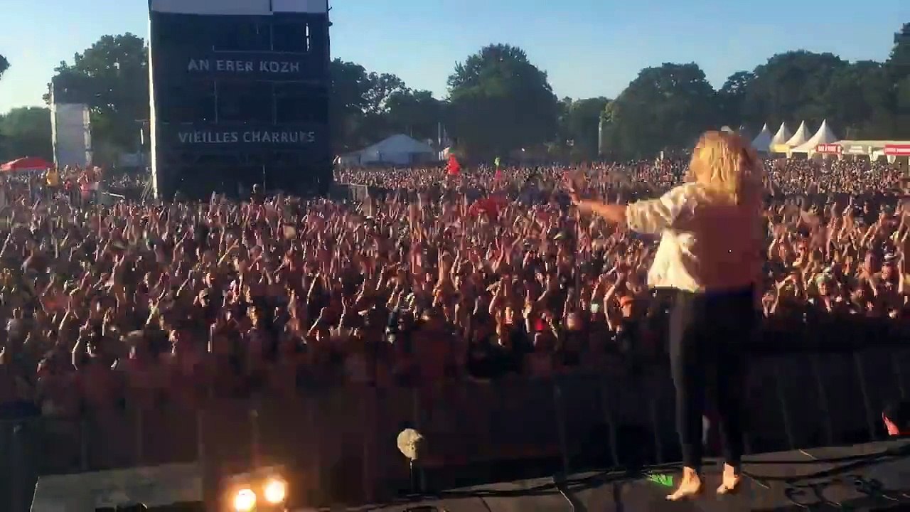 Bel hommage aux niçois parle groupe Hyphen Hyphen : Qui ne saute pas n’est pas Niçois