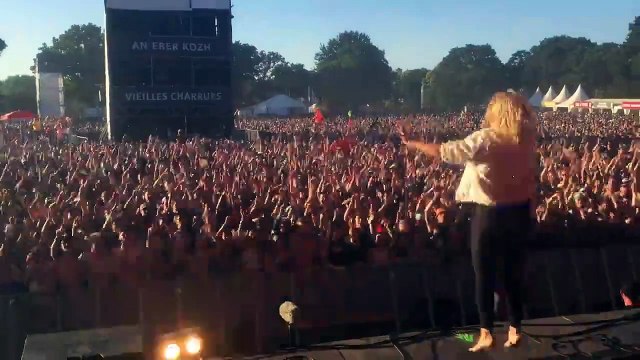 Bel hommage aux niçois parle groupe Hyphen Hyphen : Qui ne saute pas n’est pas Niçois