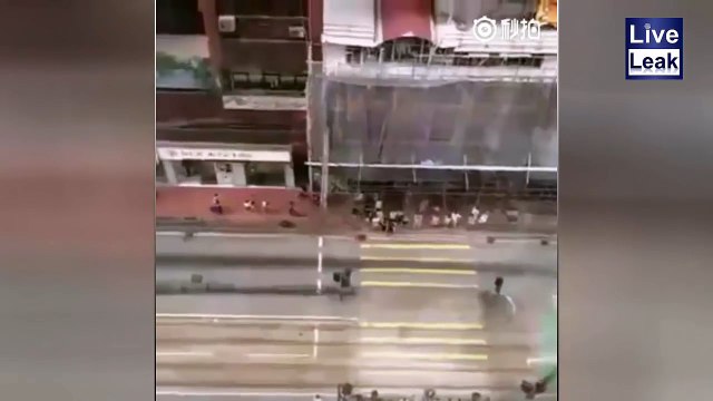 Ce gars se planque du copain de sa maitresse... Mais regardez ou il se cache