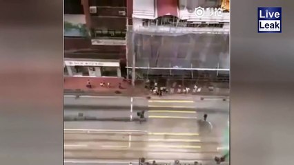 Ce gars se planque du copain de sa maitresse... Mais regardez ou il se cache