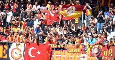 Galatasaray Taraftarı Dursun Özbek'i İstifaya Çağırdı