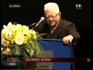 Oktay SİNANOĞLU, 17 Kasım 2011, kızkardeşi Esin AFŞAR'ı uğurlarken...