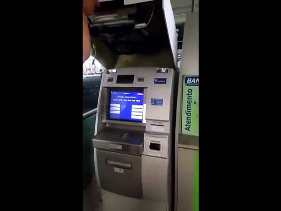 Voici la nouvelle méthode incroyable des voleurs aux distributeurs !