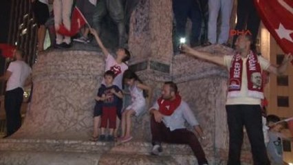Taksim Meydanı'nda ve İbb Önünde Coşkulu Kalabalık 2