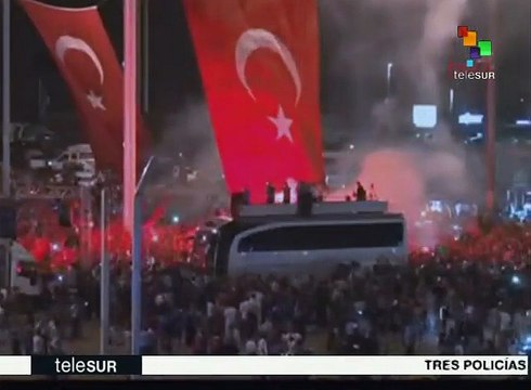 Turcos se manifiestan en contra del golpe de Estado