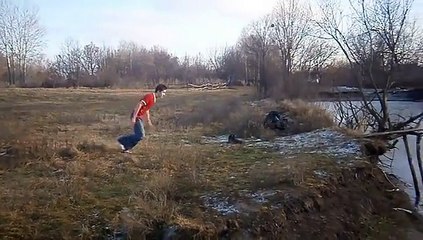 Il plonge la tete en avant dans un lac gelé
