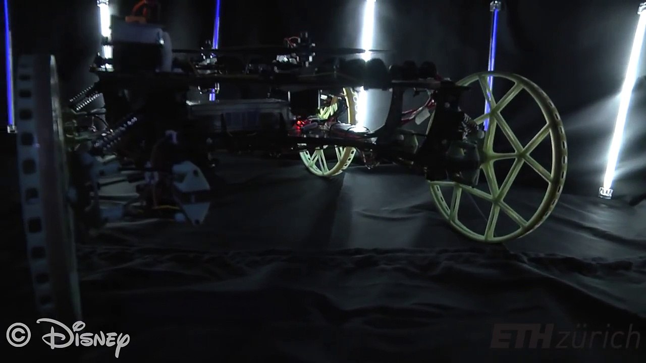 Ce robot est capable de grimper sur les murs!