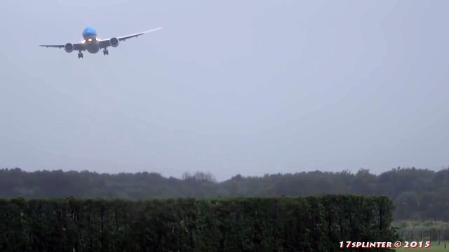 Atterrissage impressionnant d’un Boeing 777 à Amsterdam