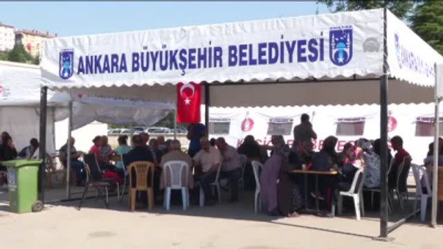 Adli Tıp Kurumu Önünde Bekleyiş Sürüyor