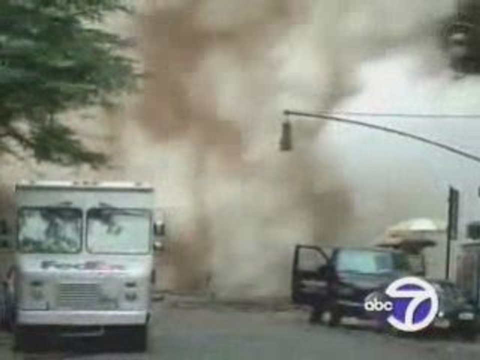 Explosion de tuyauterie à New York - Steam Pipe Explosion