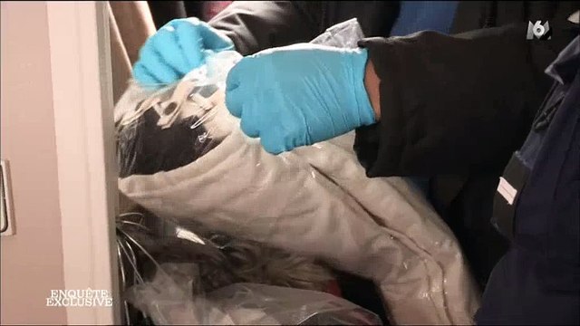 Regardez la perquisition de la police chez une femme soupçonnée de voler en masse des produits de luxe