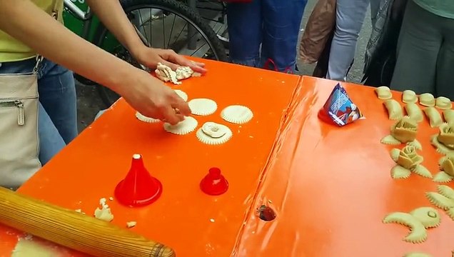 Продавец от бога! После такой демонстрации даже мужчина захочет купить эти формы для теста