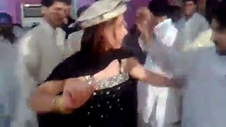 A Bueatiful Pahtan Girl Dance With Pashto Mast Saaz - Video Dailymotion