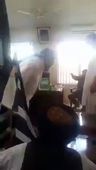 Pakistan Army Officer Balochistan Ke MPA’s Ko Dant Pilate Hue