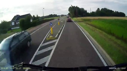 Quand un automobiliste stupide veut se venger d'un poids lourd !