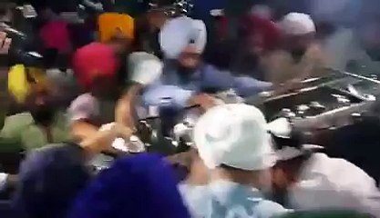 Arvind Kejriwal pays obeisance at Sri Darbar Sahib, performs Seva