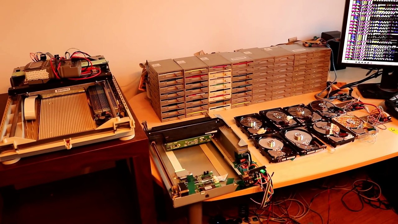 Jouer du Nirvana avec des bruits de disques durs et vieux ordis ! "Smells like teen Spirit"