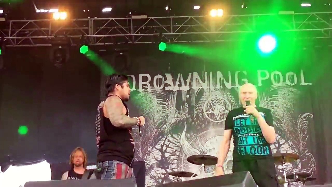A 82 ans il rejoint un groupe de metal pour chanter en live "Bodies" de Drowning