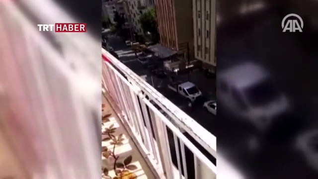 Çevreye rastgele ateş açan zırhlı personel taşıyıcının görüntüsü