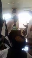 Pakistan Army Officer Balochistan Ke MPA's Ko Dant Pilate Hue