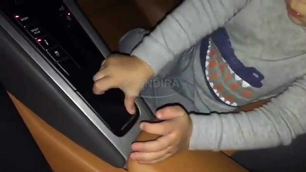 Senangnya El Barack Alexander Maen Mobil Porsche Mama Jessica Iskandar