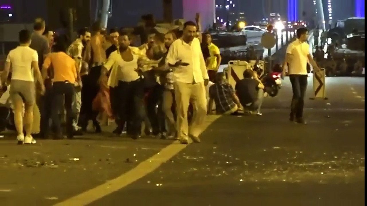 Askerlerin Boğaziçi Köprüsü'nde halka ateş açtığı anlar