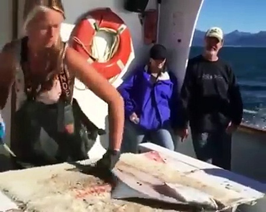 Elle lève les filets d'un poisson comme personne