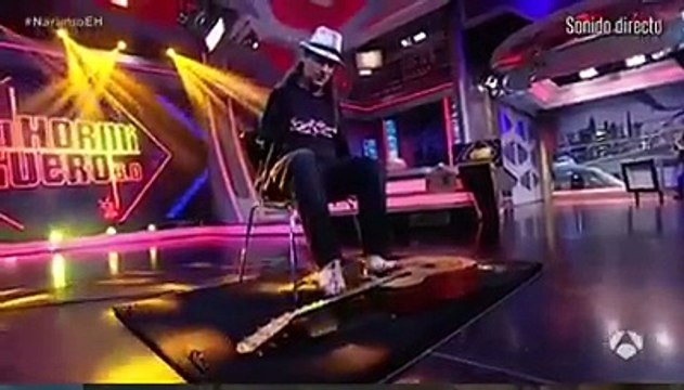 Ce surdoué de la musique joue de la guitare comme un dieu, avec ses pieds