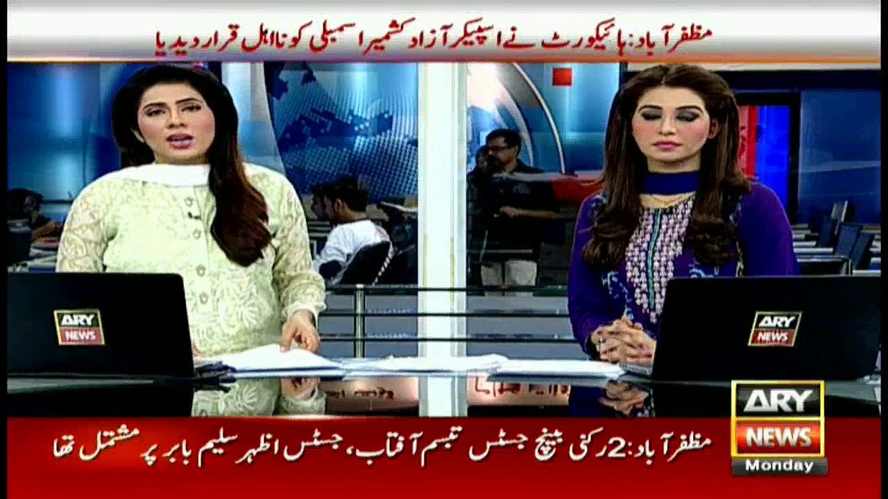 Police cops thrashes bike riders over minor mistake