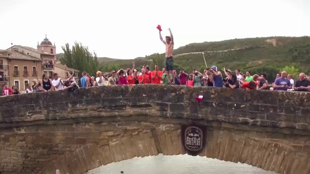 Concours fou: grimper le plus rapidement possible sur un pont en pierre sans aucune sécurité.