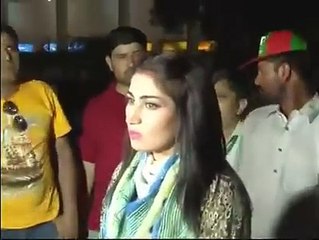 Qandeel Baloch crying for Imran Khan outsite PTI Jalsa in Lahore