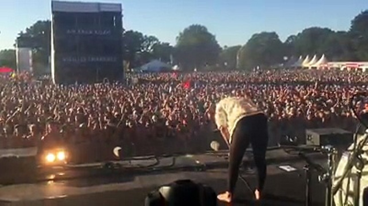 Vibrant hommage aux victimes de Nice d'Hyphen Hyphen aux Vieilles Charrues