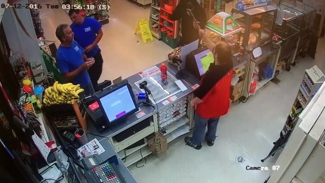 Il tente de braquer une supérette mais le caissier ne se laisse pas faire