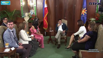 Télécharger la video: Courtesy call of reigning Miss Universe Pia Wurtzbach on President Rodrigo Duterte