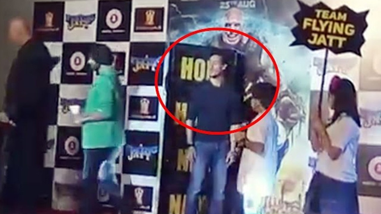 Tiger Shroff Super Entry @ Flying Jatt Trailer Launch