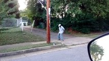 Il met de la musique pour accompagner un gars qui danse dans la rue