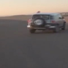 Trocar os pneus de um carro em movimento