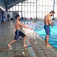 Il voulait pousser son pote dans la piscine mais ...