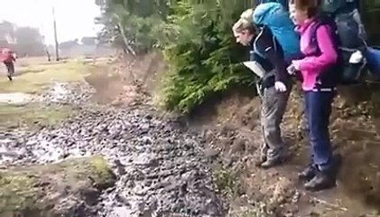 Une randonnée qui finit en bain de boue pour ces jeunes