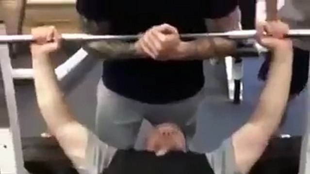 Coincé sous sa barre trop lourde, ses potes lui mettent le nez dans leurs fesses !