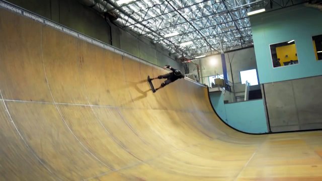 10aines de tentatives du 900 par Tony Hawk en Skateboard.. Le mec devient fou !