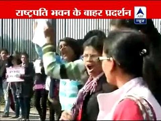 Women and girls protest at Rashtrapati Bhawan, demand "death for rape" against rapists