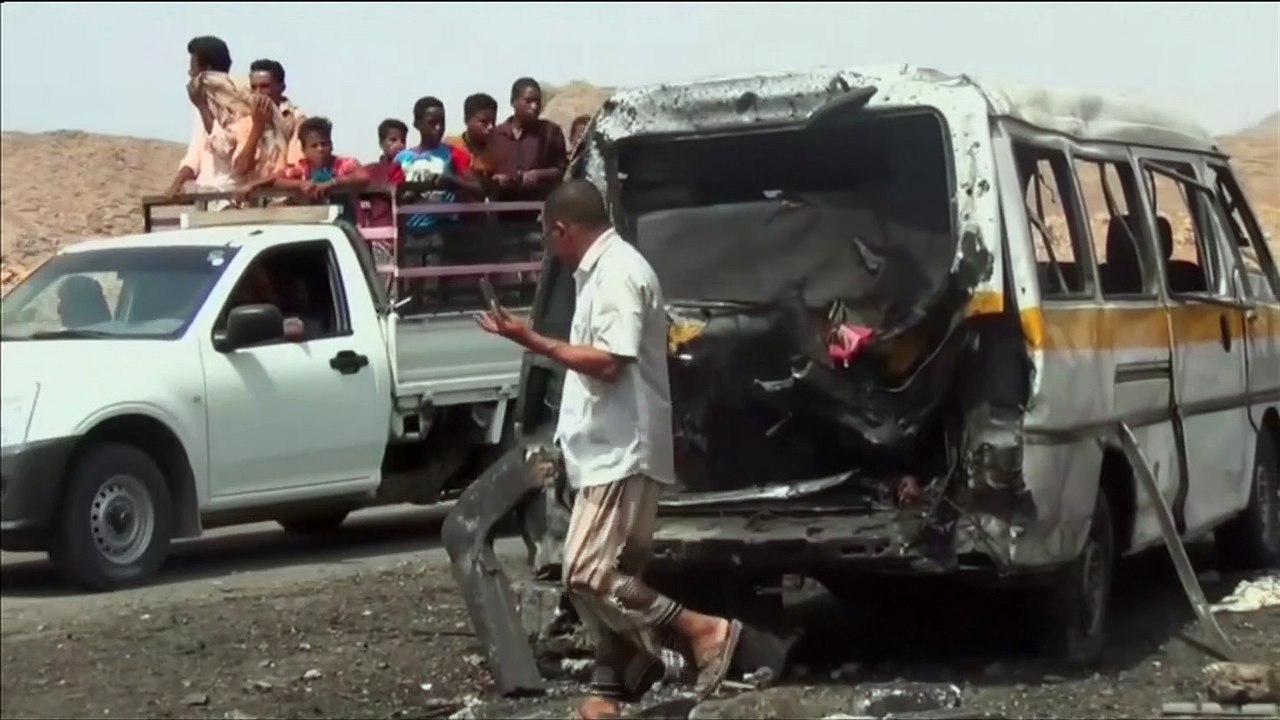 Suicide bombers attack Yemeni army checkpoints, killing 10