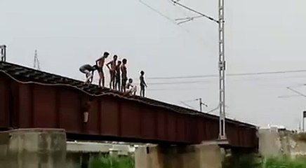 deadly stunt by kids on ghaziabad bridge