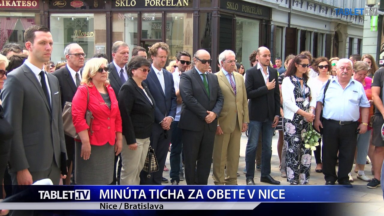 Po minúte ticha za obete v Nice vypískali Francúzi aj premiéra Vallsa