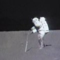 Um astronauta não consegue mais pegar seu martelo na Lua