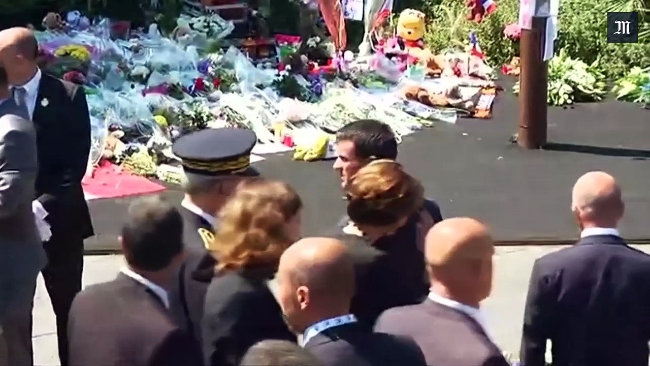 Manuel Valls hué lors de l'hommage aux victimes de Nice
