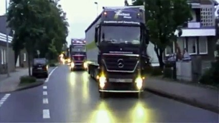 Samsung pays Apple $1 Billion in 30 Trucks full of 5 Cent Coins