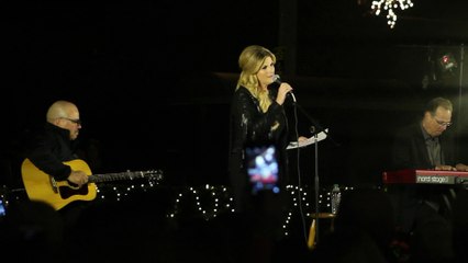 Trisha Yearwood sings 'My Favorite Things' Christmas lighting at Graceland Nov 2015