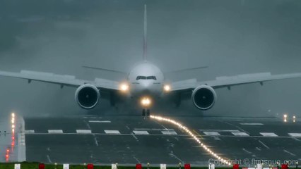 Un Boeing passa attraverso le nuvole creando forme meravigliose